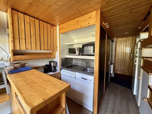 Jääkaappi, mikroaaltouuni, uuni, astianpesukone