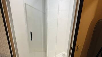 Douche, sĂšche-cheveux, papier toilette