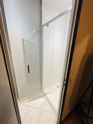 Douche, sĂšche-cheveux, papier toilette