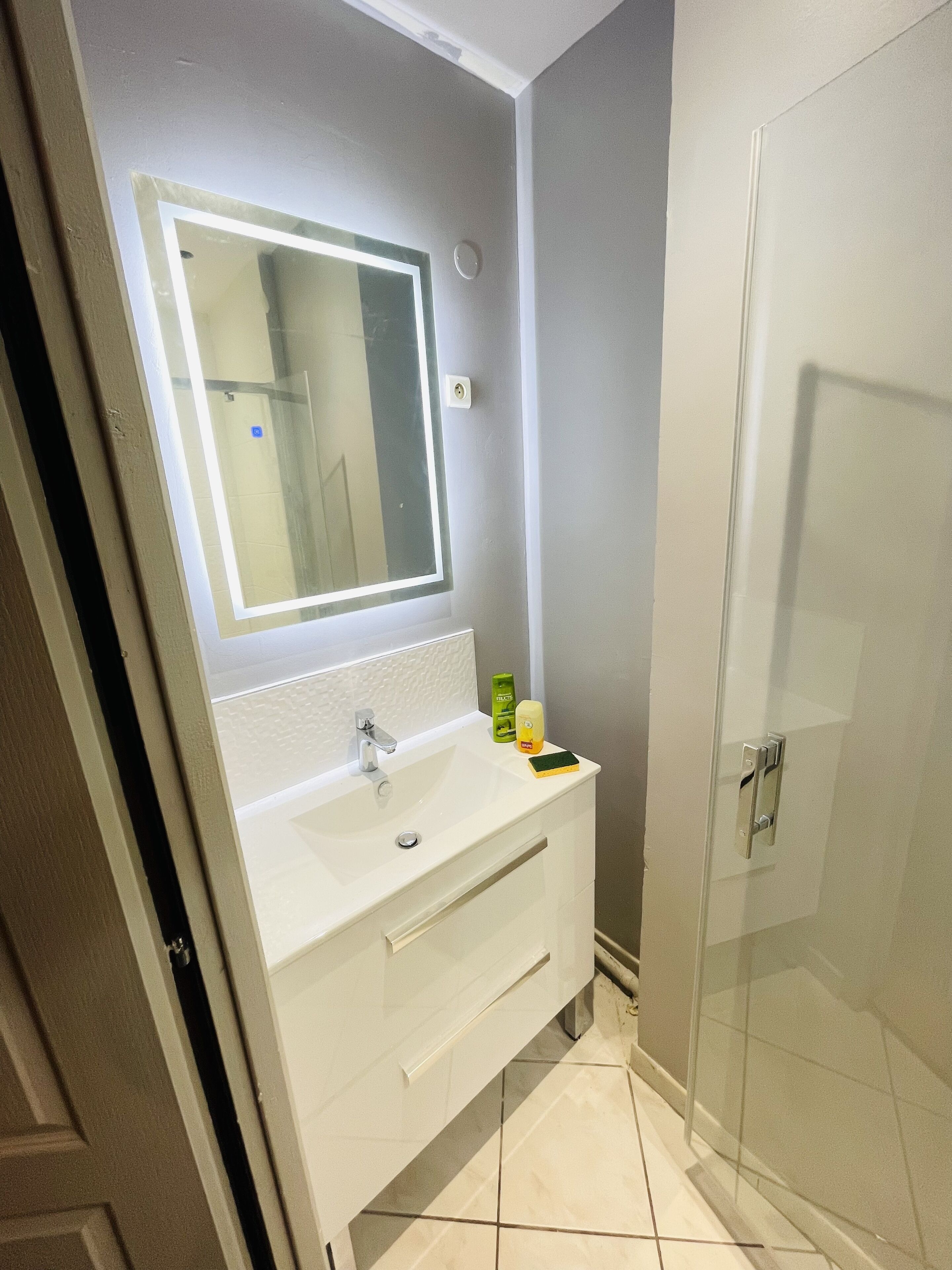 Een douche, een haardroger, toiletpapier