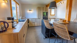 Coffee/tea maker, fridge, microwave, oven - Chalet, 2nd floor, view valley, terrace, fireplace or stove, tv, 100m², Les Arcs (Les Arcs)