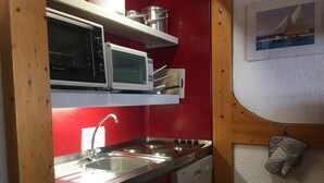 A compact kitchen with a sink, stove, and two microwaves. - 10m from ski slopes, Ground floor, view valley, balcony, tv, 33m², Les Arcs (Les Arcs)