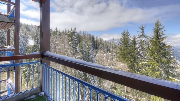 A balcony with a view of snow-covered trees and a mountain in the background. - 100m from ski slopes, 3rd floor, tv, 33m², Les Arcs (Les Arcs)