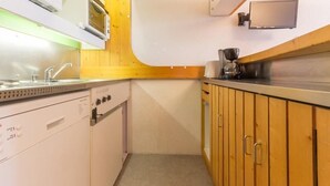 A compact kitchen with a microwave, stove, and coffee maker. - 100m from ski slopes, 3rd floor, tv, 33m², Les Arcs (Les Arcs)