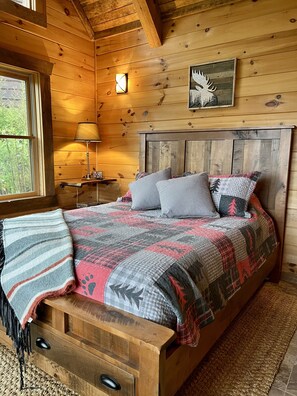 4 chambres, bureau, fer et planche à repasser, lit de bébé portatif