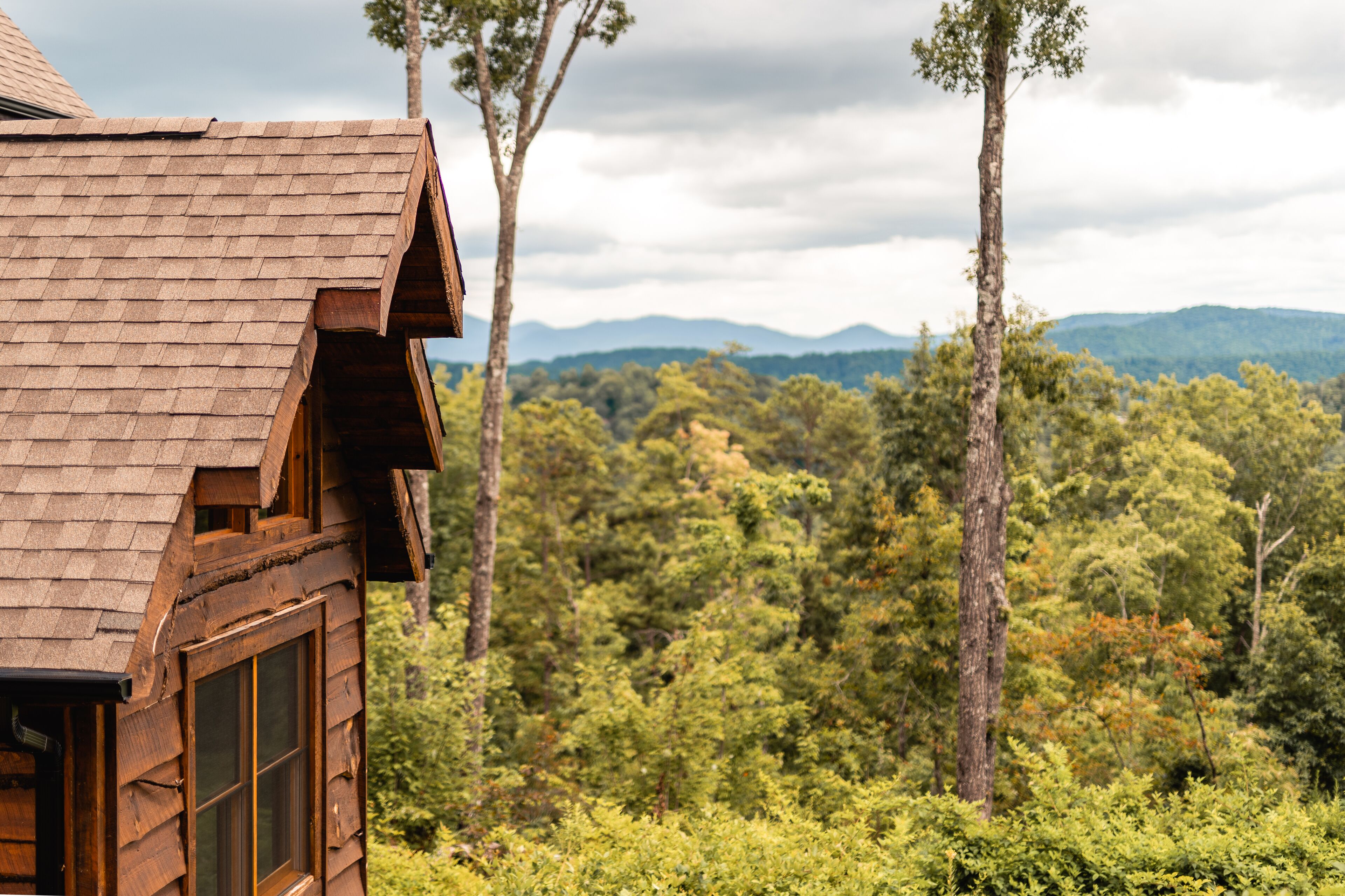 Massive mountain views, new hot tub and garage converted to a cozy TV game space