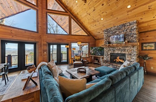 Massive mountain views, new hot tub and garage converted to a cozy TV game space