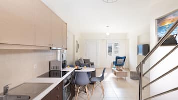 Apartemen Panorama | Dapur pribadi | Lemari es besar, microwave, oven, dan kompor