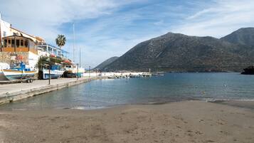 Pantai di sekitar dan handuk pantai