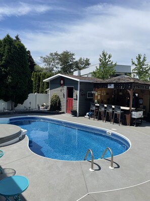 Outdoor pool, a heated pool - Kozy Retreat with Pool (Penticton)