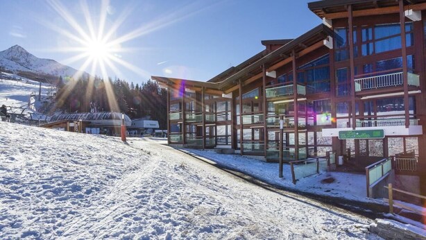 A modern ski resort building with multiple balconies and large windows, surrounded by snow-covered terrain and mountains. - 10m from resort center, 2nd floor, view valley, balcony, tv, 33m², Les Arcs (Les Arcs)