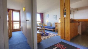 A compact living space with a kitchenette, a dining area, and a bedroom. - 10m from resort center, 2nd floor, view valley, balcony, tv, 33m², Les Arcs (Les Arcs)