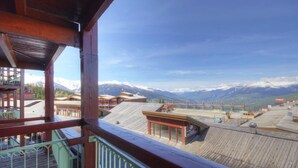 A wooden deck with a view of snow-capped mountains. - 10m from resort center, 2nd floor, view valley, balcony, tv, 33m², Les Arcs (Les Arcs)