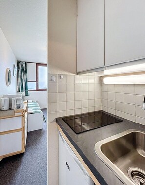 Kühlschrank, Mikrowelle, Wasserkocher mit Kaffee-/Teezubehör, Toaster