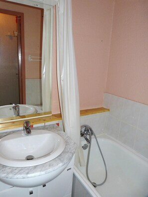 Bathtub - 10m from resort center, 10th floor, ski slope view, swimming pool, television, ski locker, 14m². (Le Corbier)