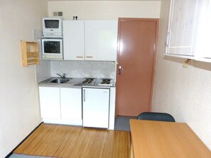 Fridge, microwave
