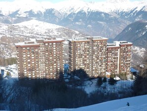 Exterior - 10m from resort center, 10th floor, ski slope view, swimming pool, television, ski locker, 14m². (Le Corbier)