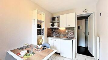Cafetera y tetera, refrigerador, microondas y tostadora