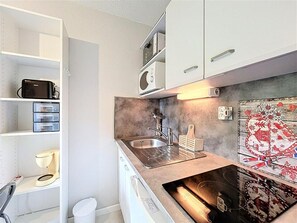 Kylskåp, mikrovågsugn, kaffe- och tebryggare och brödrost