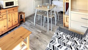 A compact living space with a dining area, a kitchenette, and a bedroom. - 100m from ski slopes, 12nd floor, view ski slopes, swimming pool, balcony, tv, ski locker, 22m² (Le Corbier)