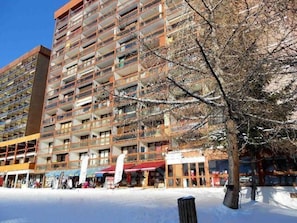 Exterior - 10m from resort center, 6th floor, view mountain, swimming pool, tv, ski locker, 26m², Le Corbier (Le Corbier)