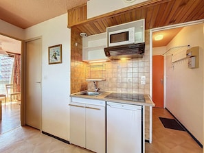 Kühlschrank, Mikrowelle, Wasserkocher mit Kaffee-/Teezubehör, Toaster