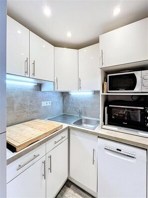 Réfrigérateur, micro-ondes, four, lave-vaisselle