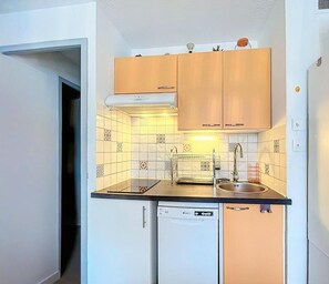 Fridge, microwave, dishwasher, coffee/tea maker