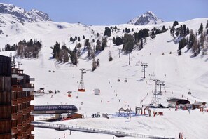 Snow and ski sports - 100m from ski slopes, 1st floor, view ski slopes, swimming pool, balcony, tv, ski locker, 26m² (La Plagne)