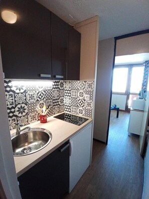 Fridge, microwave - Ski-in/ski-out & foot of the slopes, 7th floor, view valley, balcony, tv, ski locker, 16m² (La Plagne)