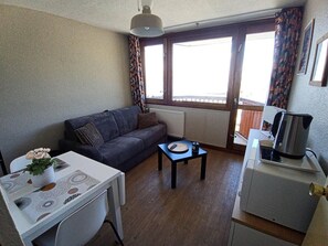 Living area - Ski-in/ski-out & foot of the slopes, 7th floor, view valley, balcony, tv, ski locker, 16m² (La Plagne)