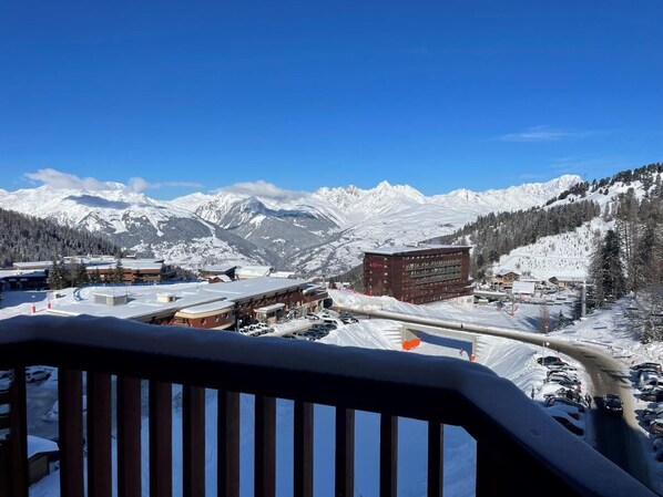 Property grounds - Ski-in/ski-out & foot of the slopes, 7th floor, view valley, balcony, tv, ski locker, 16m² (La Plagne)