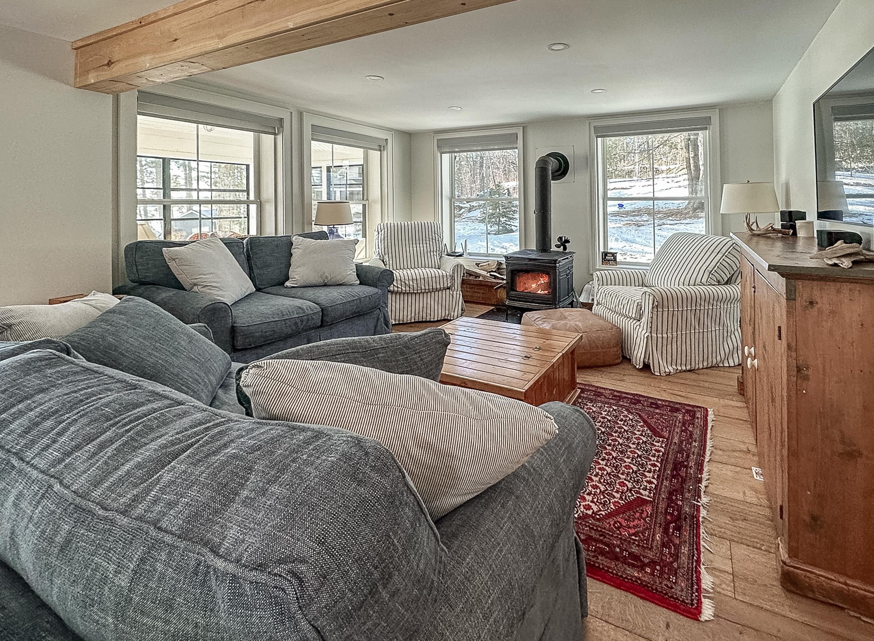 Charming 4bed 2bath Farmhouse Cottage on Lake of Bays!