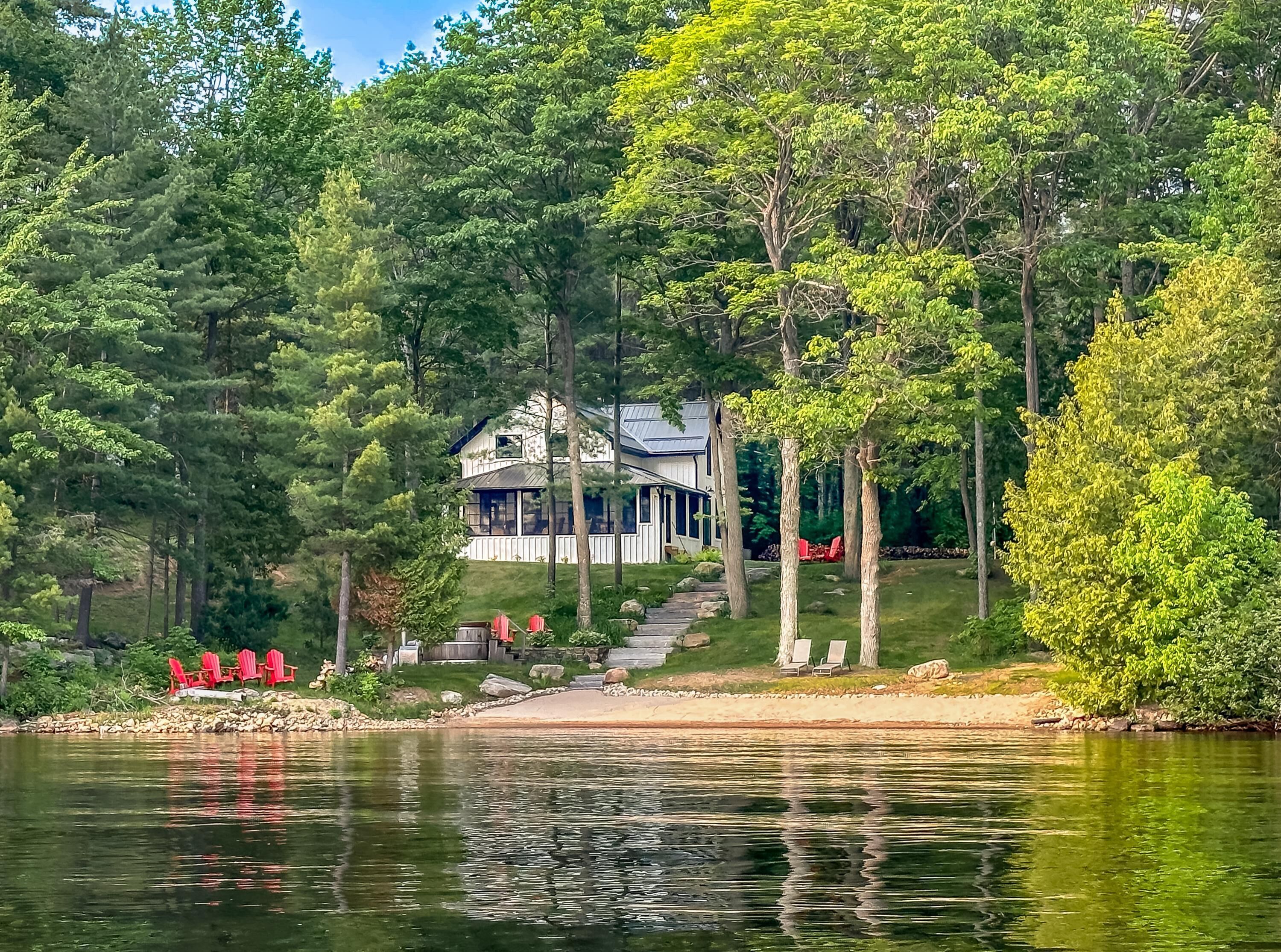Charming 4bed 2bath Farmhouse Cottage on Lake of Bays!