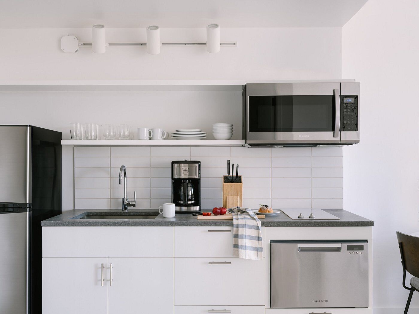 Full-sized fridge, microwave, dishwasher, electric kettle