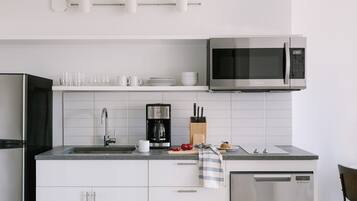 Full-sized fridge, microwave, dishwasher, electric kettle