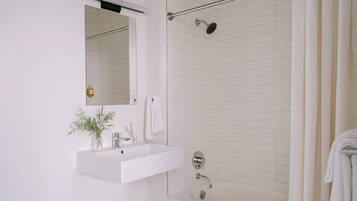 Leilighet, 1 kingsize-seng (Studio) | Bad | Designertoalettartikler, hårføner, håndklær og såpe