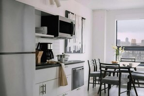 Departamento, 2 habitaciones, vista a la ciudad | Cocineta privada | Refrigerador con congelador, microondas y lavavajillas 