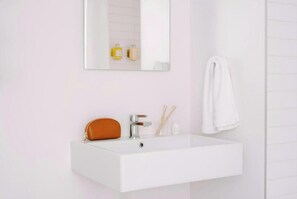 Bathroom - Court Square Hotel Long Island City New York (Long Island City)