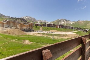 View from property - 50m from ski slopes, 4th floor, view ski slopes, balcony, tv, 42m², La Plagne (La Plagne)