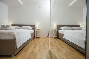 4 slaapkamers, een bureau, een strijkplank/strijkijzer, reisbedje