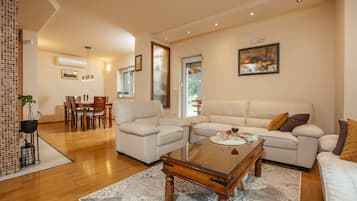 Een smart-tv en een stereo