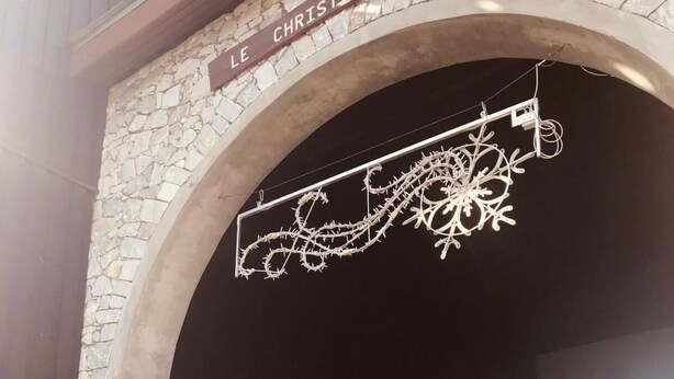 Una entrada de piedra con arco y un cartel que dice "LE CHRISTIANA".