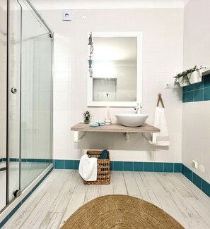 Regadera, secadora de cabello, bidet, toallas 