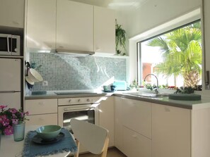 Réfrigérateur, four à micro-ondes, un four, surface de cuisson