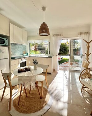 Jääkaappi, mikroaaltouuni, uuni, liesi