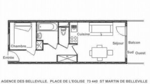 Plano de planta de un hotel con habitaciones identificadas, incluyendo dormitorio, baño, cocina, comedor, sala de estar, balcón y espacio exterior.