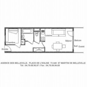 Grundriss eines Hotels mit beschrifteten Räumen, darunter Schlafzimmer, Badezimmer, Küche, Essbereich, Wohnzimmer, Balkon und Außenbereich.
