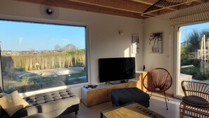 TV, fireplace, books, stereo - Dolmen et Rigadelles, 4* indoor pool 29° 5 minutes from the beach and GR34. (plouneour trez)