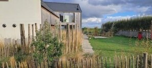 Property grounds - Dolmen et Rigadelles, 4* indoor pool 29° 5 minutes from the beach and GR34. (plouneour trez)